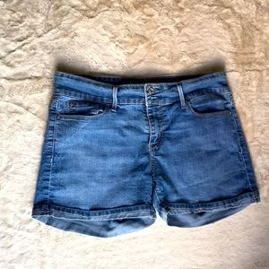 Womens size 8 Levi denim shorts Stretchy and comfy
